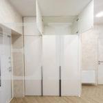 Распашной шкаф в стиле минимализм цвета Белый / Белый (3 двери) Фото 5