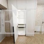 Распашной шкаф в стиле минимализм цвета Белый / Белый (3 двери) Фото 6