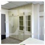 Стеклянный шкаф в стиле неоклассика цвета Перламутр / Грецкий орех (4 двери) Фото 1