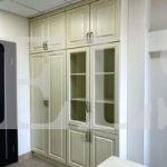 Стеклянный шкаф в стиле неоклассика цвета Перламутр / Грецкий орех (4 двери) Фото 2