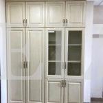 Стеклянный шкаф в стиле неоклассика цвета Перламутр / Грецкий орех (4 двери) Фото 3