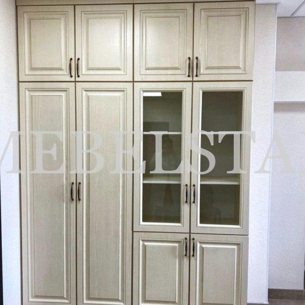 Стеклянный шкаф в стиле неоклассика цвета Перламутр / Грецкий орех (4 двери)