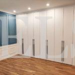 Распашной шкаф в стиле минимализм цвета Белый / Белый (8 дверей) Фото 5