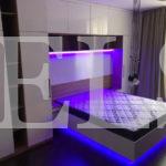 Встроенный шкаф вокруг кровати с подсветкой Фото 4