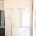 Шкаф с крашеными фасадами в стиле минимализм цвета Светло-серый / Сигнальный белый (4 двери) Фото 1