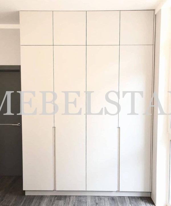 Шкаф с крашеными фасадами в стиле минимализм цвета Светло-серый / Сигнальный белый (4 двери)