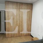 Шкаф с фасадами ЛДСП в стиле модерн цвета Белый / Дуб галифакс натуральный (4 двери) Фото 1
