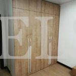 Шкаф с фасадами ЛДСП в стиле модерн цвета Белый / Дуб галифакс натуральный (4 двери) Фото 2