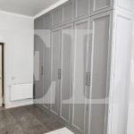 Шкаф с крашеными фасадами в стиле модерн цвета Титан / Галечный серый (6 дверей) Фото 5