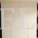 Шкаф с крашеными фасадами в стиле минимализм цвета Белый, Дуб баррик темный / Сигнальный белый (4 двери) Фото 2