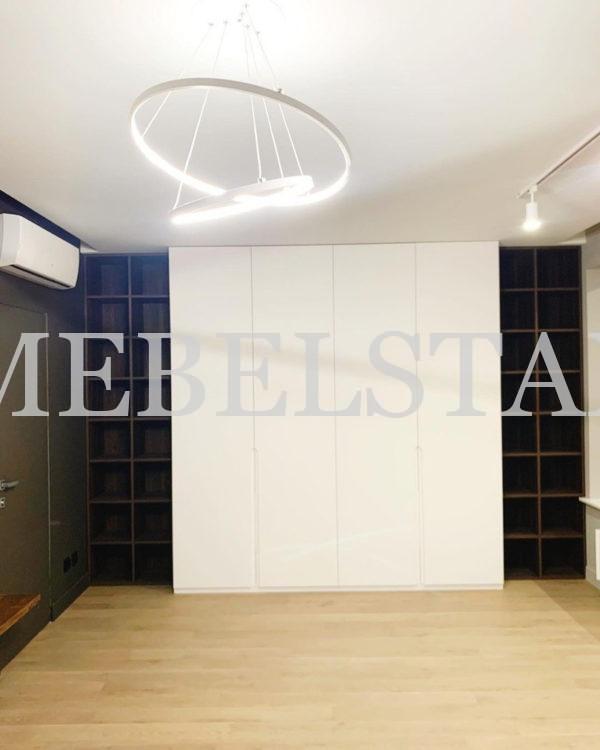 Шкаф с крашеными фасадами в стиле минимализм цвета Белый, Дуб баррик темный / Сигнальный белый (4 двери)