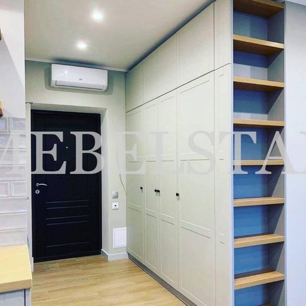 Шкаф с крашеными фасадами в стиле прованс цвета Серый / Светло-серый (4 двери)