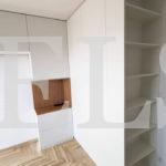 Белый угловой шкаф вокруг кровати без ручек Фото 2