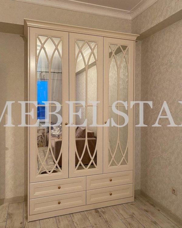 Шкаф с крашеными фасадами в стиле модерн цвета Дуб млечный / Слоновая кость (3 двери)