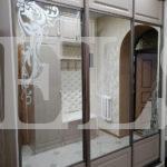 Шкаф с пескоструйным рисунком в стиле неоклассика цвета Туя светлая / Панакота софт, Серебро (3 двери) Фото 1