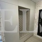 Шкаф в прихожую в стиле минимализм цвета Дуб галифакс белый / Светло-серый (3 двери) Фото 2