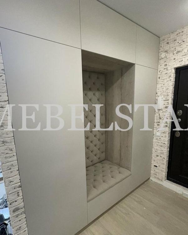 Шкаф в прихожую в стиле минимализм цвета Дуб галифакс белый / Светло-серый (3 двери)