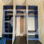 Шкаф вокруг двери цвета Светло-синий / Жемчуг глянец (6 дверей) Фото 4