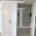 Шкаф в нишу в классическом стиле цвета Белый / Белый (4 двери) Фото 2