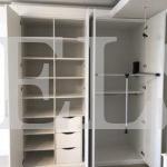 Шкаф в нишу в классическом стиле цвета Белый / Белый (4 двери) Фото 3