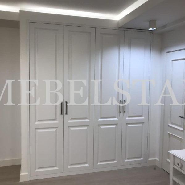Шкаф в нишу в классическом стиле цвета Белый / Белый (4 двери)