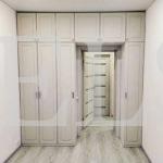 Шкаф вокруг двери в классическом стиле цвета Белый / Мокко (6 дверей) Фото 1