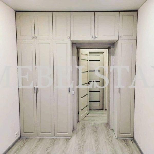 Шкаф вокруг двери в классическом стиле цвета Белый / Мокко (6 дверей)