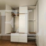 Шкаф в спальню в стиле кантри цвета Дуб бардолино натуральный / Белый глянец (3 двери) Фото 3