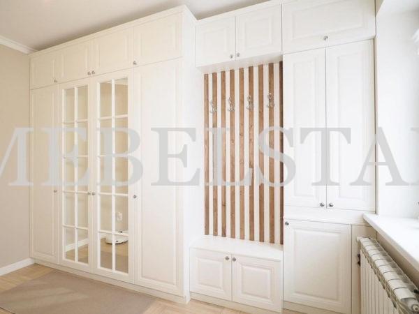 Шкаф с крашеными фасадами в классическом стиле цвета Белый / Сигнальный белый (8 дверей)
