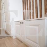 Шкаф с крашеными фасадами в классическом стиле цвета Белый / Сигнальный белый (8 дверей) Фото 4