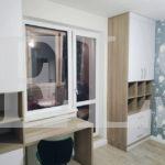 Шкаф вокруг окна в классическом стиле цвета Дуб млечный / Белый софт (4 двери) Фото 2