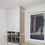 Шкаф вокруг окна в классическом стиле цвета Дуб млечный / Белый софт (4 двери) Фото 3