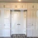 Шкаф вокруг двери в классическом стиле цвета Белый / Белый глянец (7 дверей) Фото 1