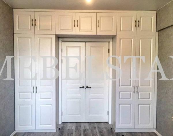 Шкаф вокруг двери в классическом стиле цвета Белый / Белый глянец (7 дверей)