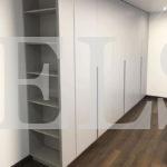 Шкаф с крашеными фасадами в стиле минимализм цвета Светло-серый / Светло-серый (6 дверей) Фото 1