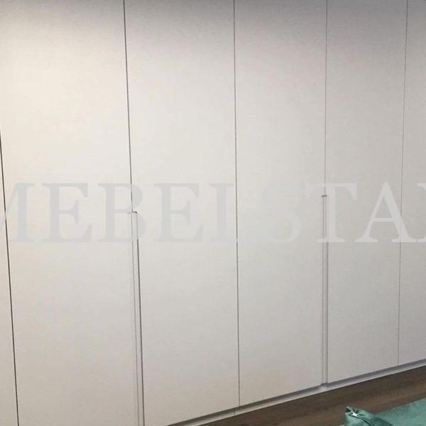 Шкаф с крашеными фасадами в стиле минимализм цвета Светло-серый / Светло-серый (6 дверей)