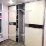 Шкаф в нишу в стиле хай-тек цвета Серый / Бежевый, Черный (3 двери) Фото 2
