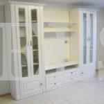 Стеклянный шкаф в стиле неоклассика цвета Белый / Массив бианко (4 двери) Фото 2