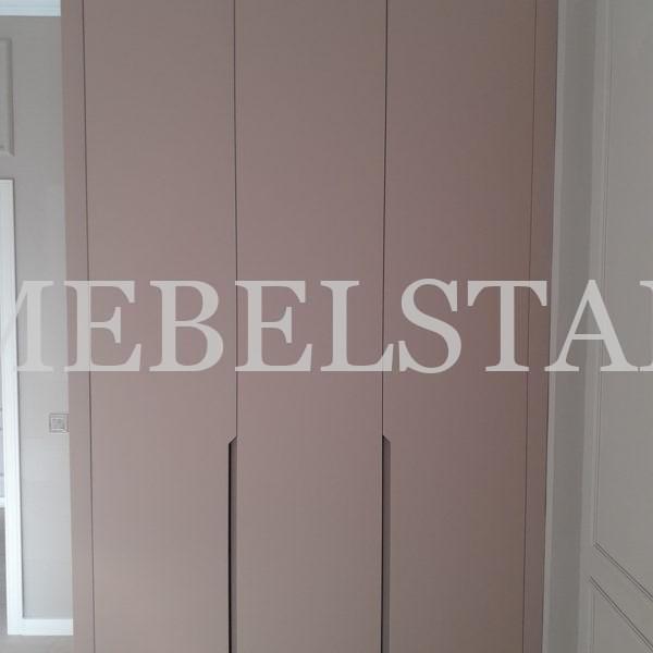 Шкаф с фасадами МДФ в пленке в стиле минимализм цвета Серый / Роза матовая (3 двери)