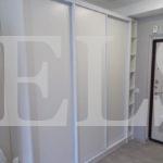 Шкаф в прихожую в стиле неоклассика цвета Белый / Белый (3 двери) Фото 1