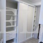 Шкаф в прихожую в стиле неоклассика цвета Белый / Белый (3 двери) Фото 2