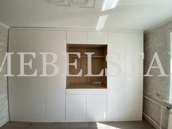 Шкаф в гостиную в стиле минимализм цвета Дуб баррик светлый / Белый (7 дверей)