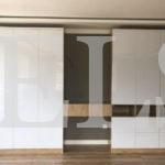 Распашной шкаф в стиле минимализм цвета Дуб галифакс натуральный / Белый глянец (8 дверей) Фото 2