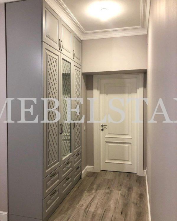 Шкаф в прихожую в стиле неоклассика цвета Серый / Цементно-серый (3 двери)