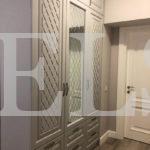 Шкаф в прихожую в стиле неоклассика цвета Серый / Цементно-серый (3 двери) Фото 2
