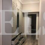 Шкаф в прихожую в стиле неоклассика цвета Серый / Цементно-серый (3 двери) Фото 4