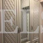 Шкаф в прихожую в стиле неоклассика цвета Серый / Цементно-серый (3 двери) Фото 5