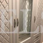 Шкаф в прихожую в стиле неоклассика цвета Серый / Цементно-серый (3 двери) Фото 6
