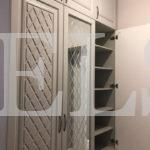 Шкаф в прихожую в стиле неоклассика цвета Серый / Цементно-серый (3 двери) Фото 7
