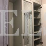Шкаф в прихожую в стиле неоклассика цвета Серый / Цементно-серый (3 двери) Фото 8